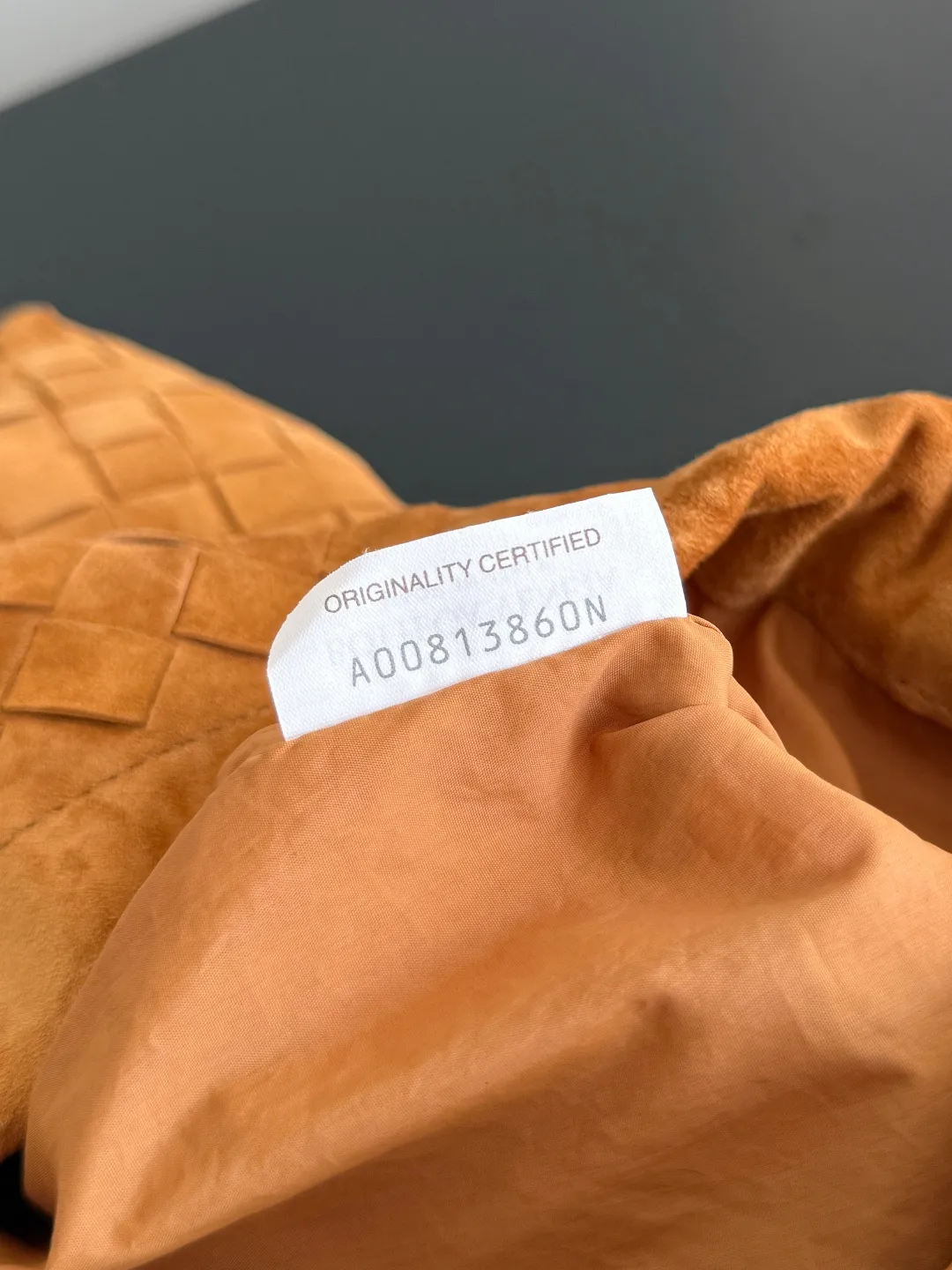 Batch 1560 Armpit bags have become a fashionable item that every girl has in their hands in recent years🛍️. The elegant and simple style has won the love of many people of different ages. However, there is an unavoidable trouble with armpit bags, that is, the capacity is too small, and BOTTEGA VENETA’s new Dustbag Considering people's travel needs, the capacity of garbage bags has been greatly upgraded. Folding umbrellas, water cups, and girls' makeup powder and lipstick can all be accommodated. It is very light and resistant to dirt. Even if you have a lot of things when traveling, it can reduce the burden to a certain extent. The shoulder straps are buckled and can be changed at will. It can be used for hand holding or as the liner of a large bag. After the drawstring is drawn, it looks like a cloud bag. It is very suitable for concave styling when traveling in summer🙋🏻‍♀️ Style number: 796728 Size: 32*23*1cm